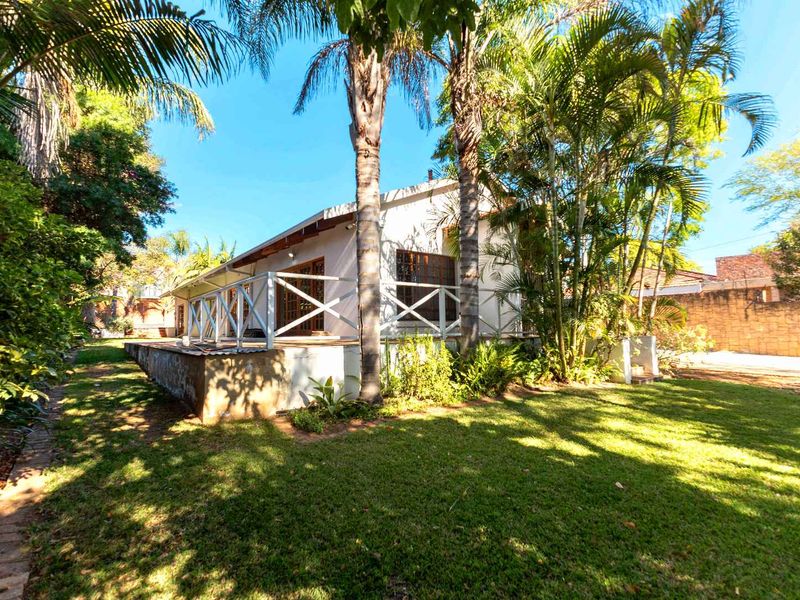 Pool, Garden, Privacy & Flexible Living in Prime Menlo Park - Photo 4
