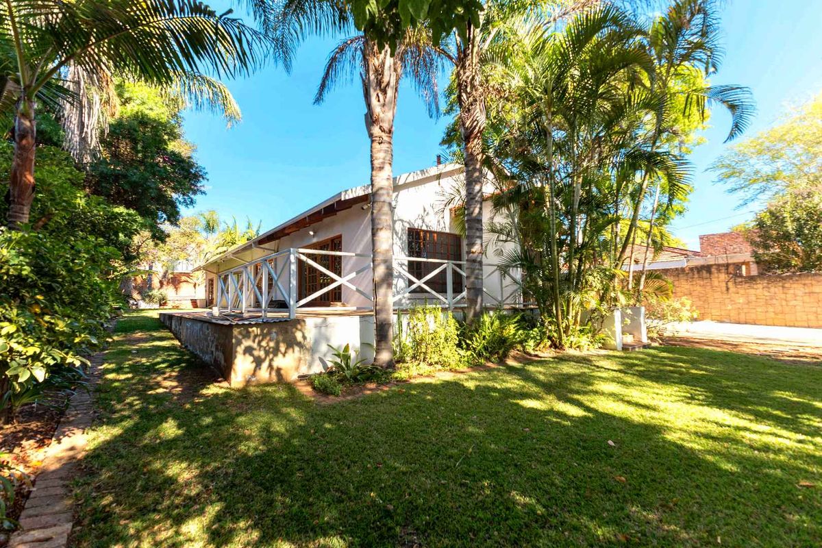 Pool, Garden, Privacy & Flexible Living in Prime Menlo Park - Photo 4