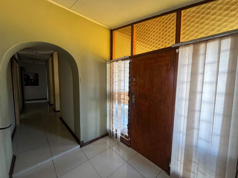 Spacious 3-Bedroom Family Home in Prime Lemoendraai Location – Great Investment Potential! - Photo 9