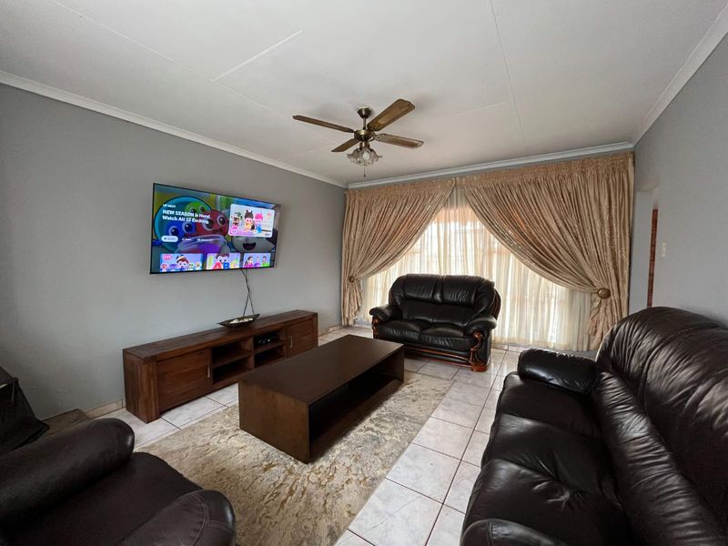 Spacious 3 Bedroom Family Home with Pool & Entertainment Area - Photo 8