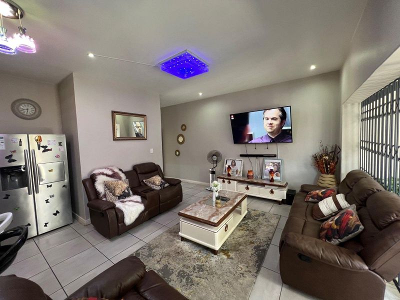 Delightful Semi-Detached Townhouse in a Sought-After Location - Photo 7