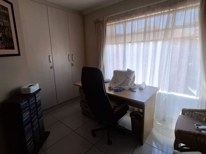 Secure Facebrick Duplex in Small Complex - Photo 10