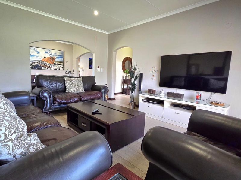 4 bedroom house for Sale in Brackendowns - Photo 6