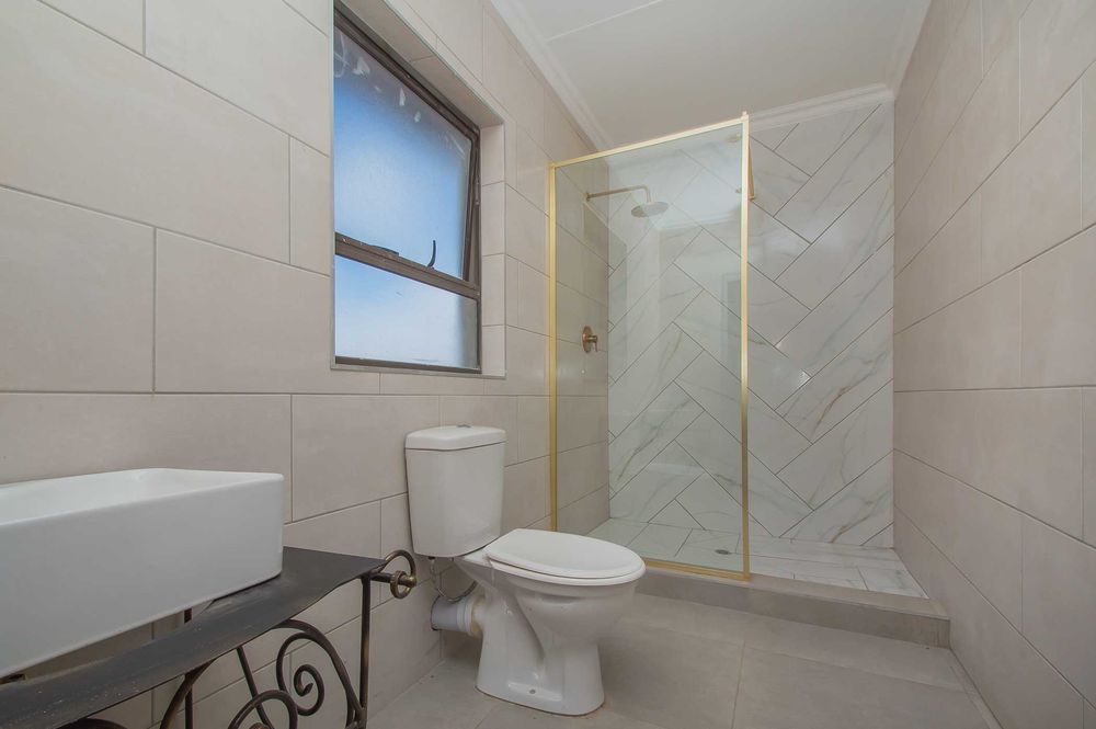 Luxurious main bathroom