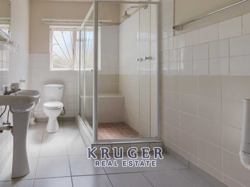 HOUSE WITH 5 FLATS  – PERFECT GUESTHOUSE OR AIR BNB OPPORTUNITY - Photo 3