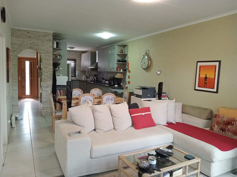 2 Bedroom  townhouse in small complex - Photo 4