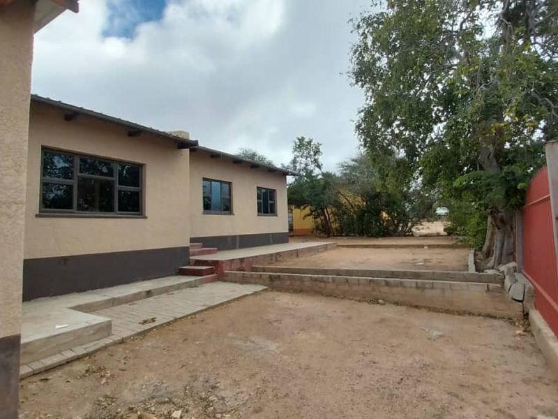 Spacious 3BR Home with Entertainment Area & Ample Parking - Photo 1