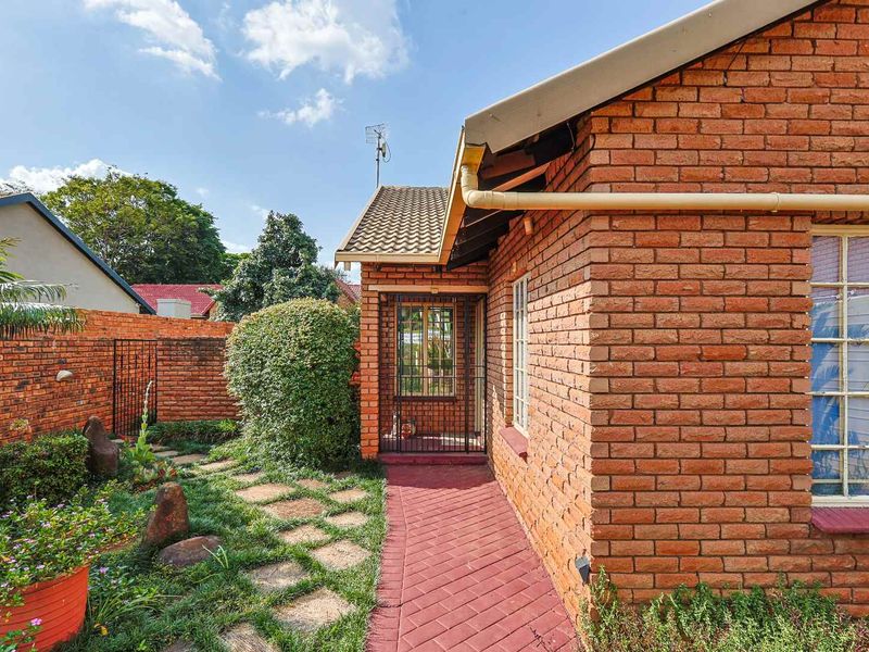 Secure, Off-Grid 4-Bedroom Home – A Rare Find in Faerie Glen - Photo 5