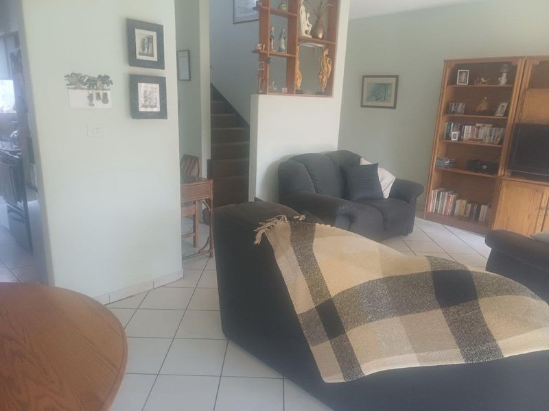 Charming Duplex Townhouse with Private Garden & Double Garage! - Photo 4