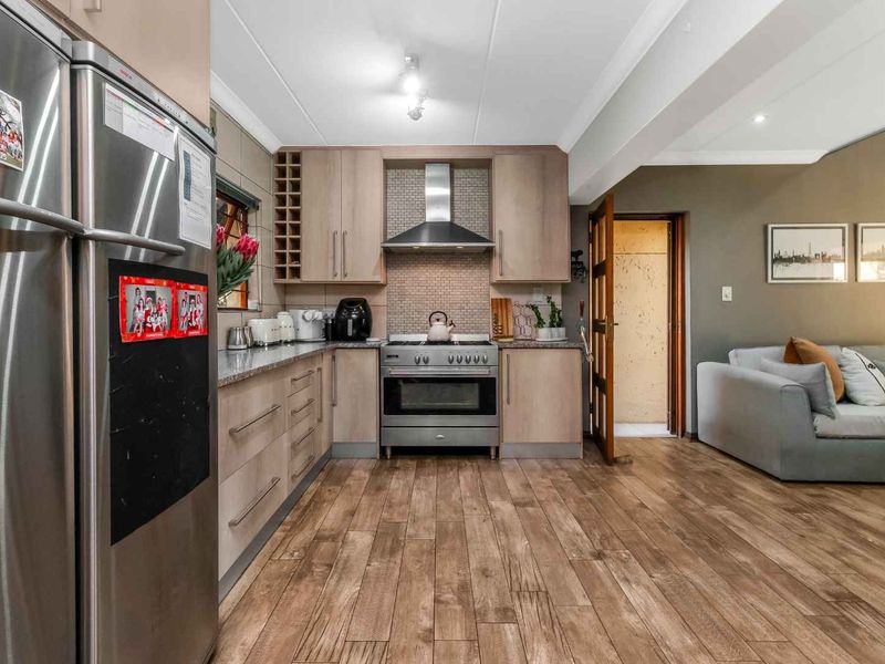 STYLISH AND CLASSY DUPLEX UNIT, IN A QUIET POSITION OFFERING PLENTY OF SPACE. - Photo 5