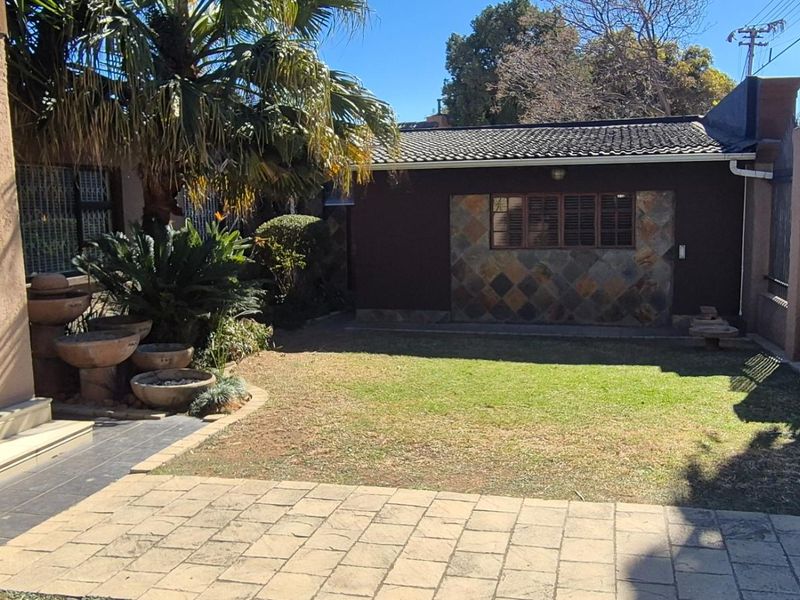 Elegant Family Home with Exceptional Entertainment Spaces | Secure Cul-de-Sac | The Hill, Johannesburg - Photo 9