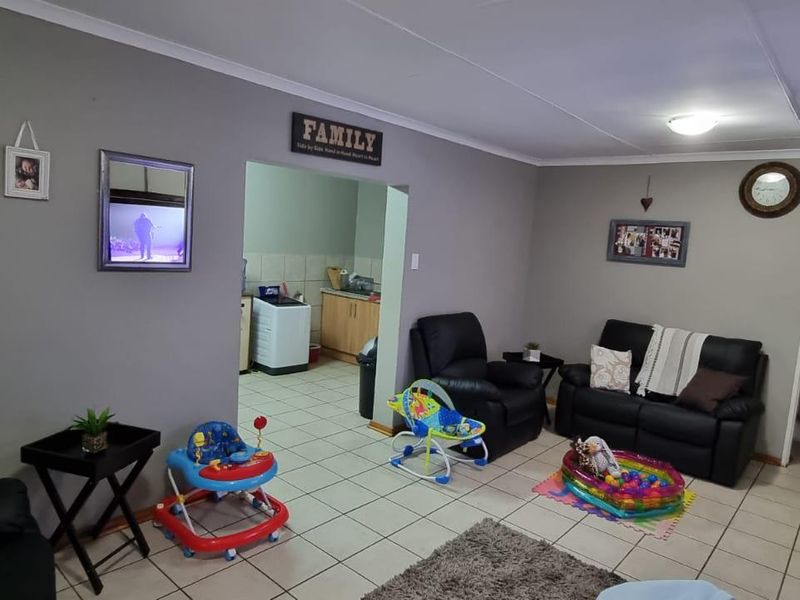 Well priced Lovely Townhouse BUT please note it resides on its own stand fully fenced, walled. - Photo 7