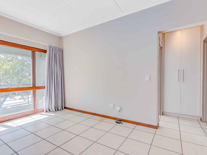 Charming 1 Bedroom Apartment in Secure Complex - Photo 5