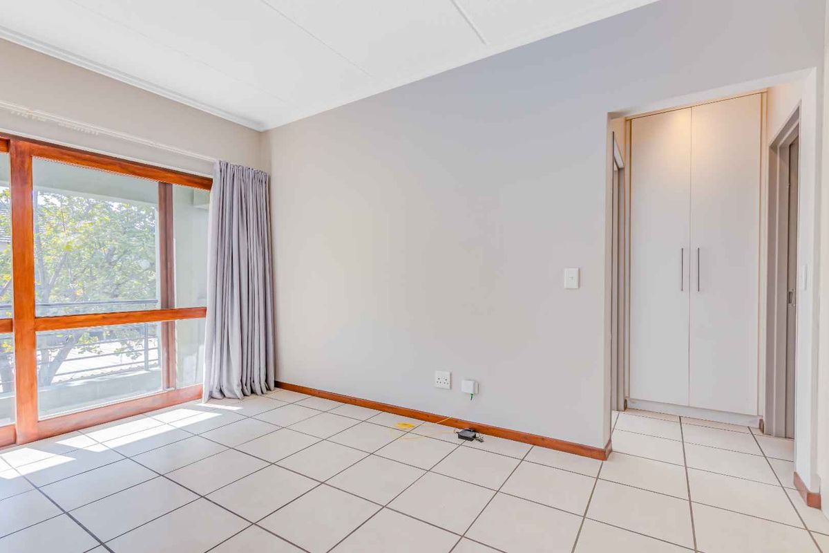 Charming 1 Bedroom Apartment in Secure Complex - Photo 5