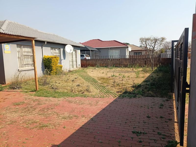Spacious 3-Bedroom, 2-Bathroom Family Home in a Prime Pretoria Location - Photo 3