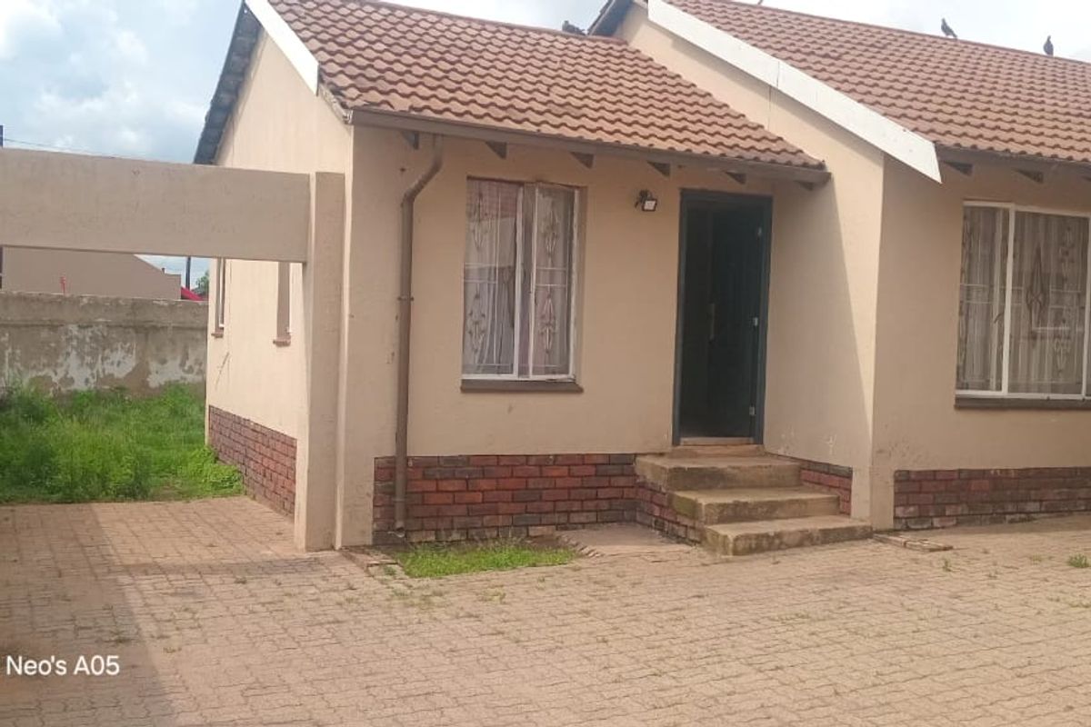 All I want for Christmas is a Big Corner House In Kagiso. - Photo 3