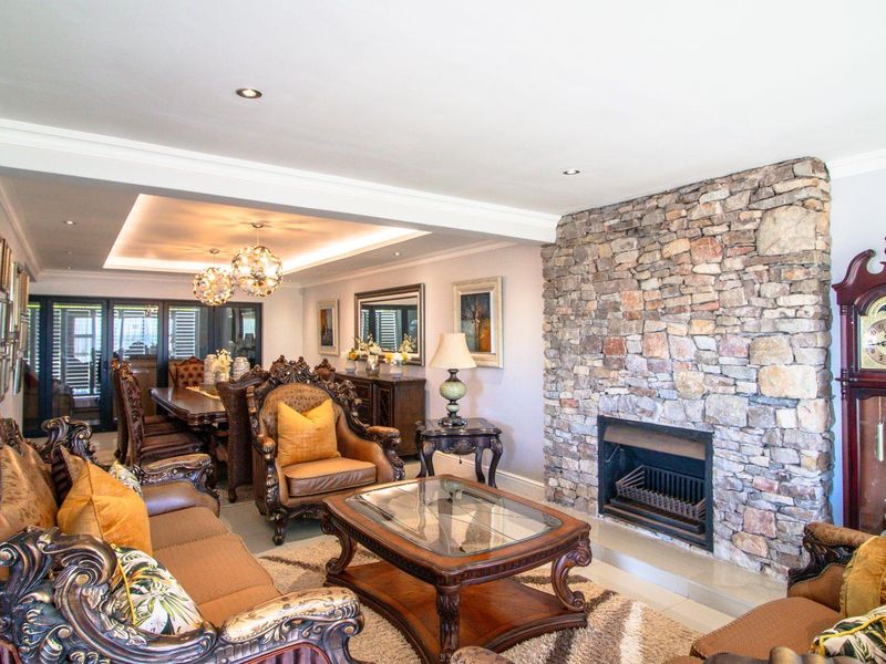 "Wake up every day to breathtaking sea views in this Gonubie masterpiece!" - Photo 6