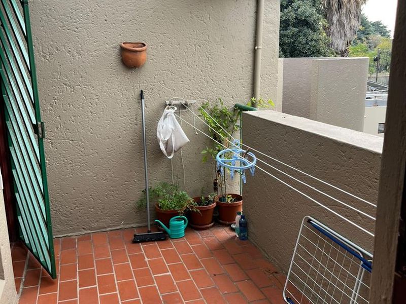 A CHARMING ONE BEDROOM UNFURNISHED APARTMENT - Photo 3