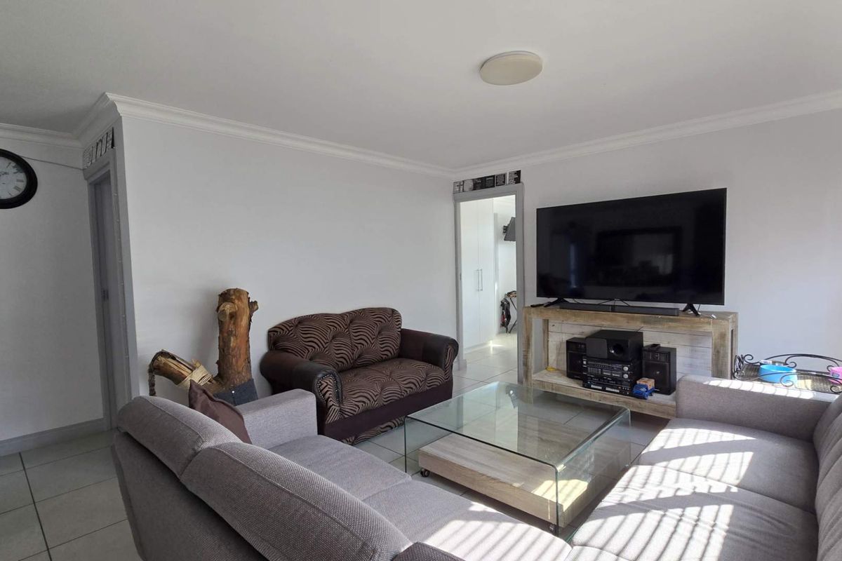 Spacious 3-Bedroom Apartment in Pet-Friendly Zonnezicht Complex - Photo 5