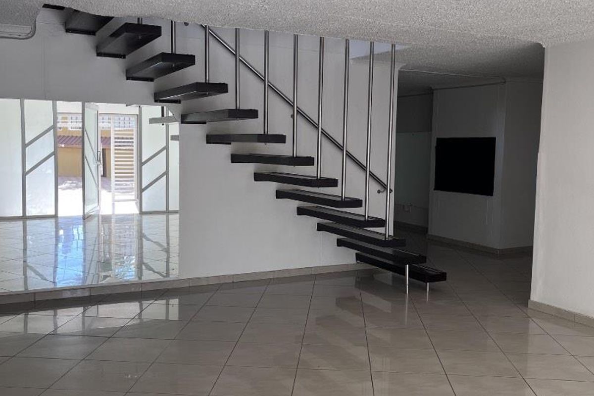 Freestanding Mansion For Sale | Prime Olympia  | N$ 8,450,000 - Photo 3