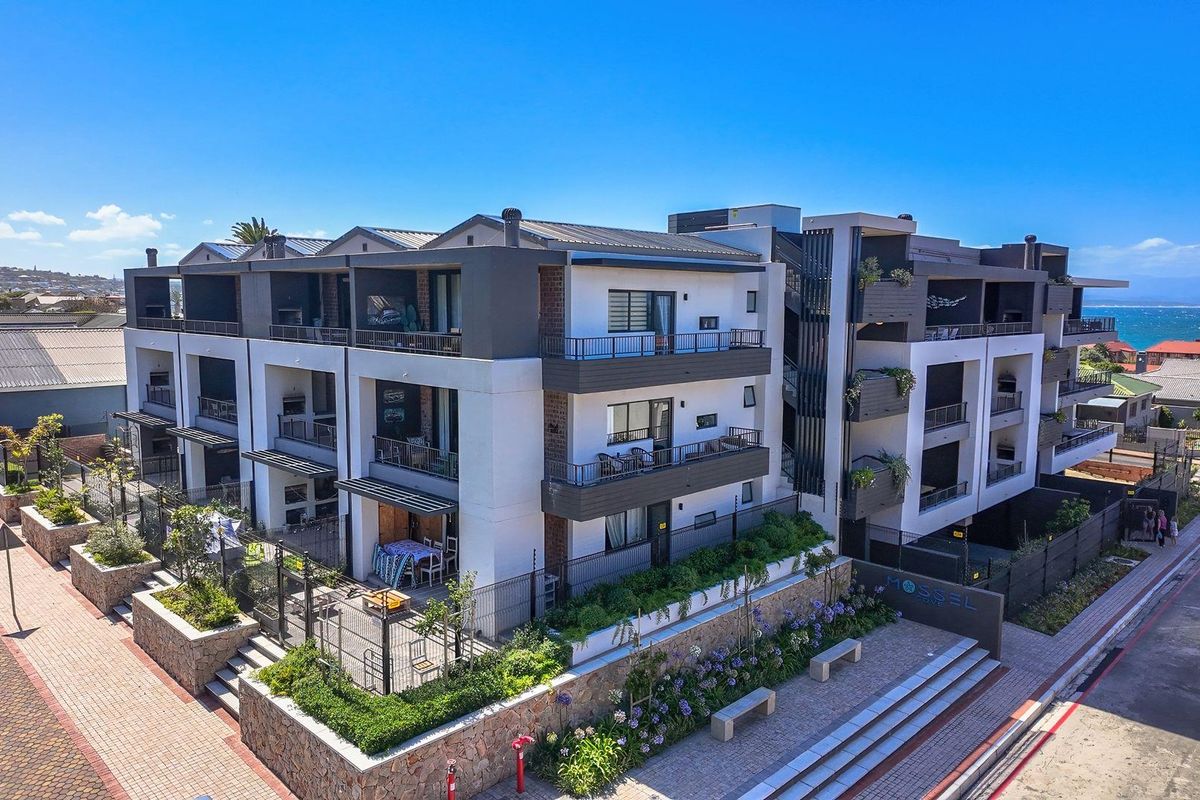 Prime Coastal Investment: Fully Furnished Apartment with Sea Views - Price Includes VAT - No Transfer Duty - Photo 3