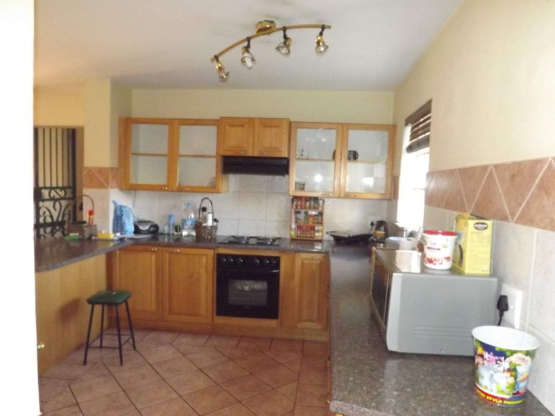 Charming 3 Bedroom Townhouse - Photo 5