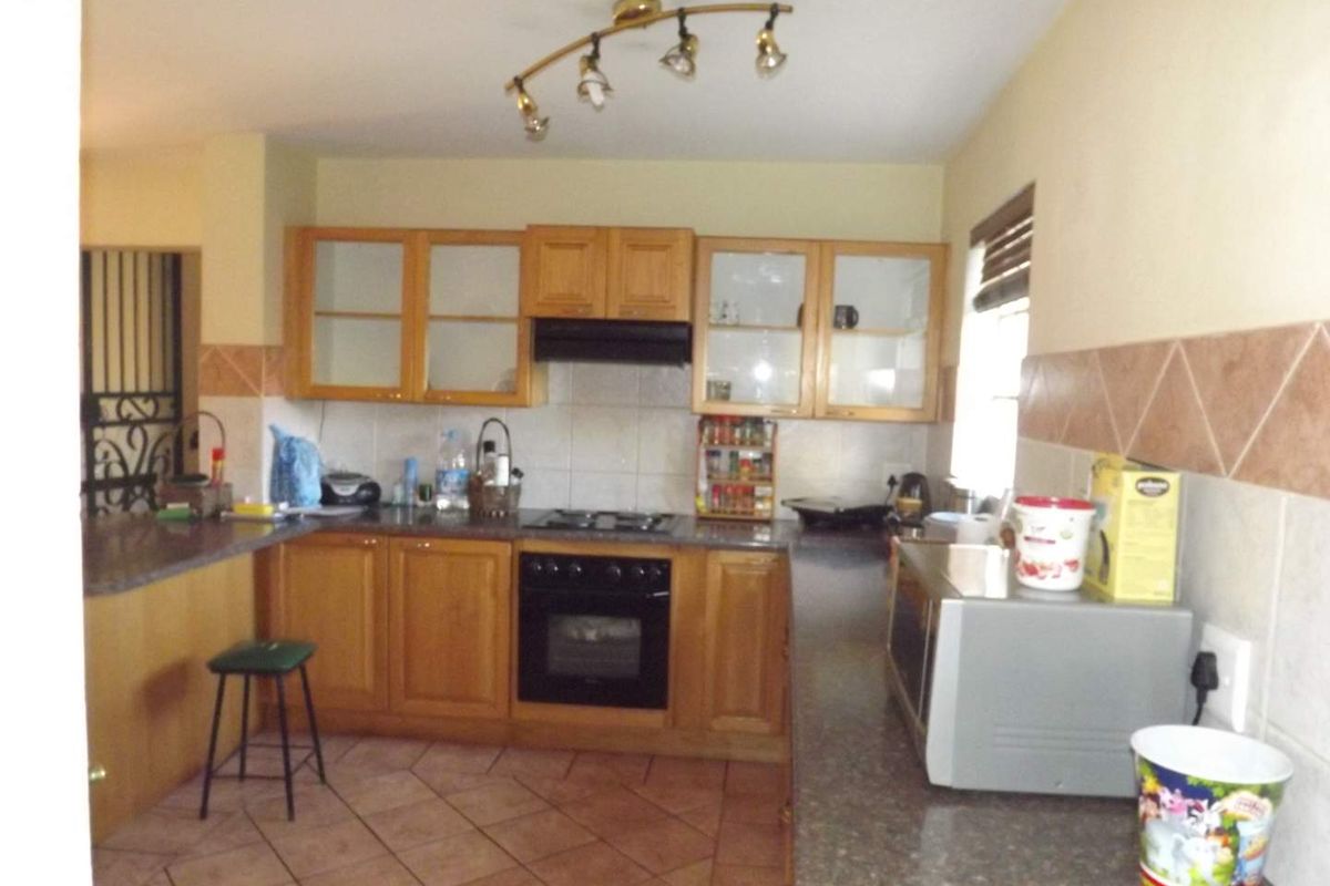 Charming 3 Bedroom Townhouse - Photo 5