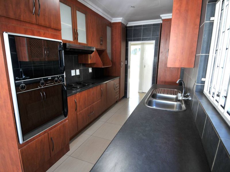 4 Bedroom House for Sale in Garsfontein - Photo 10