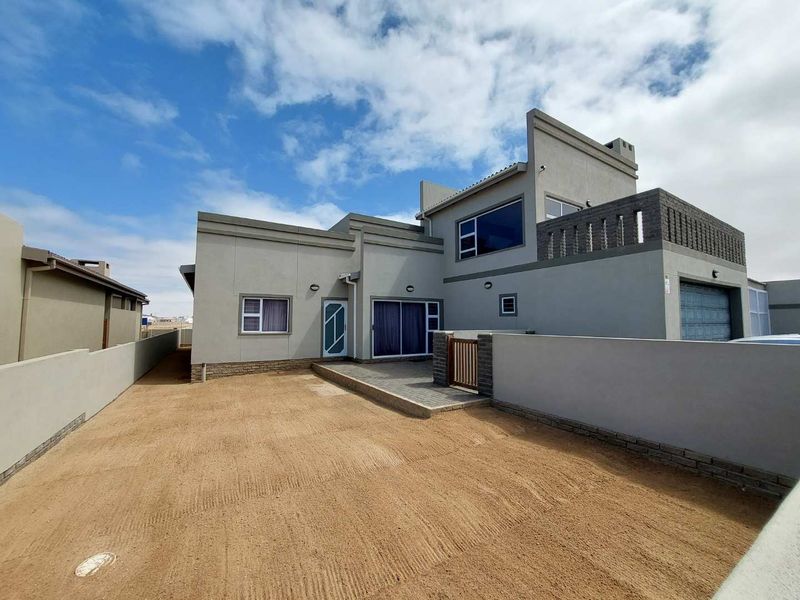 Serene 4 Bedroom Family House - Photo 2