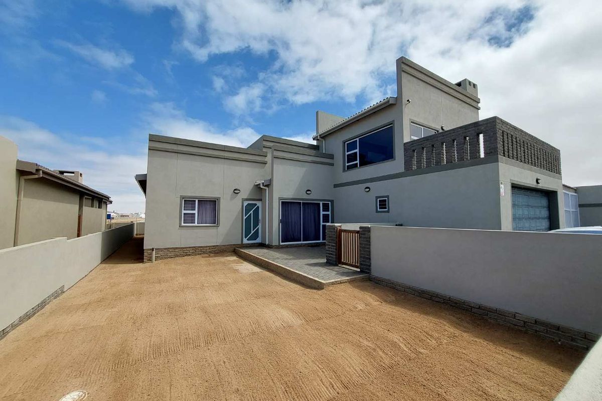 Serene 4 Bedroom Family House - Photo 2