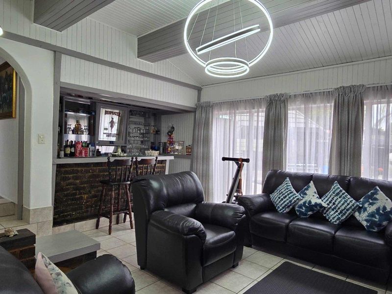 6 Bedroom House with large flatlet for Sale in Verwoerdpark - Photo 6