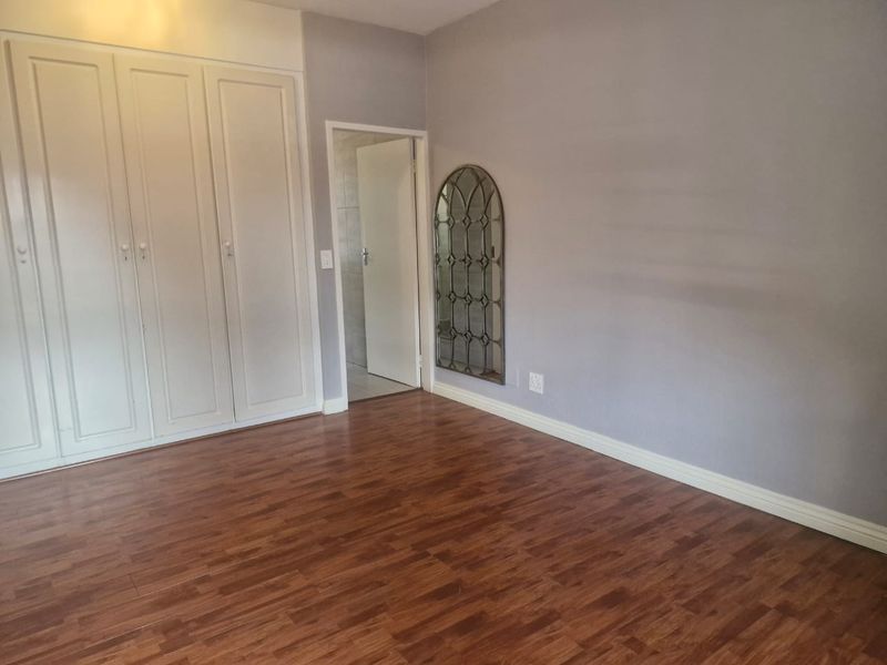 Three Bedroom Renovated Apartment - Photo 9