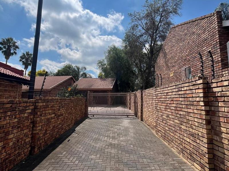 4 Bedroom 2 bathroom family home available immediately - Photo 2