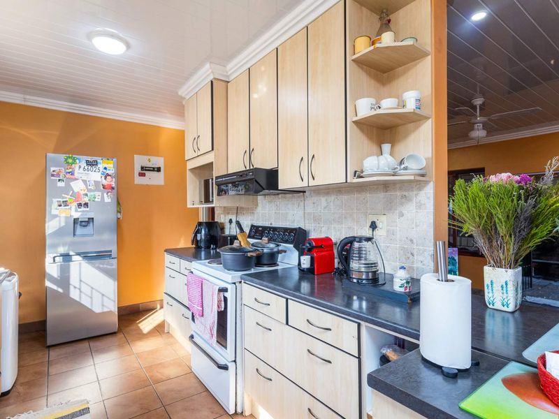 Spacious 4-Bedroom Family Home with Ample Parking in Riverton - Photo 5