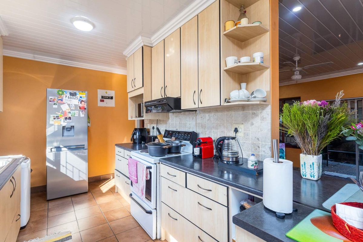 Spacious 4-Bedroom Family Home with Ample Parking in Riverton - Photo 5