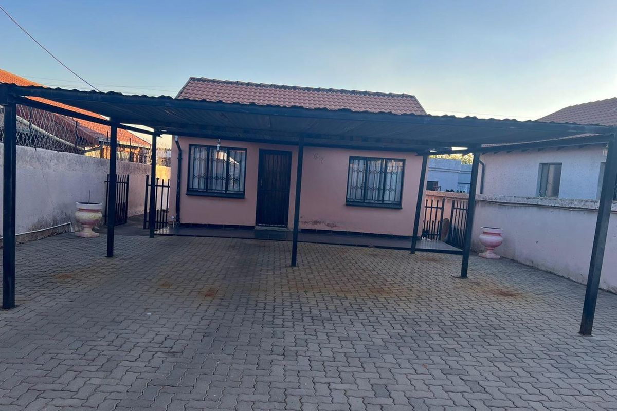 Family Home For Sale in Mamphoko Block k Soshanguve - Photo 2