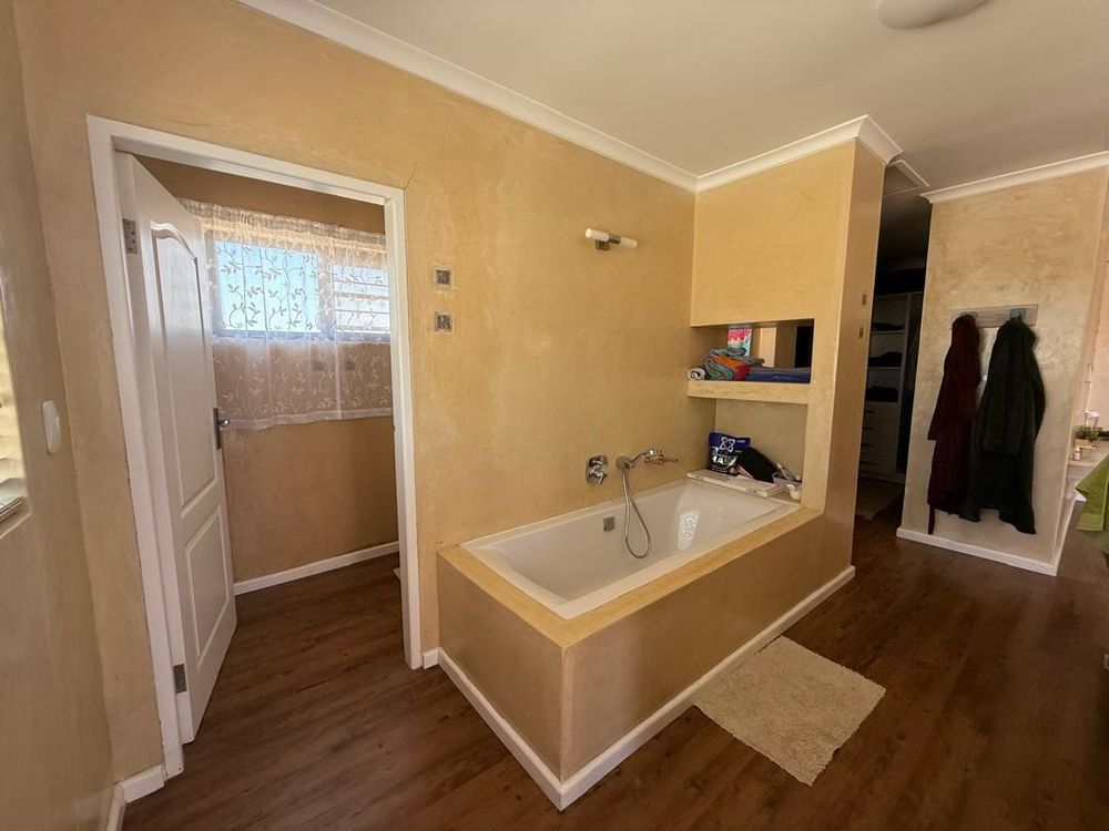 Main bedroom with en-suite bathroom and walk-in closet