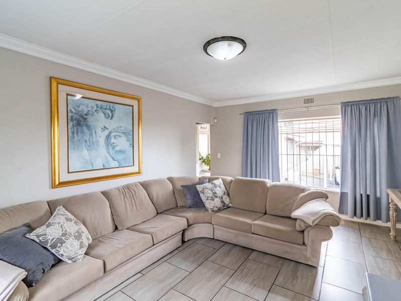 QUALITY FAMILY HOME WITH A FULL COTTAGE FOR SALE IN BRACKENDOWNS - Photo 10