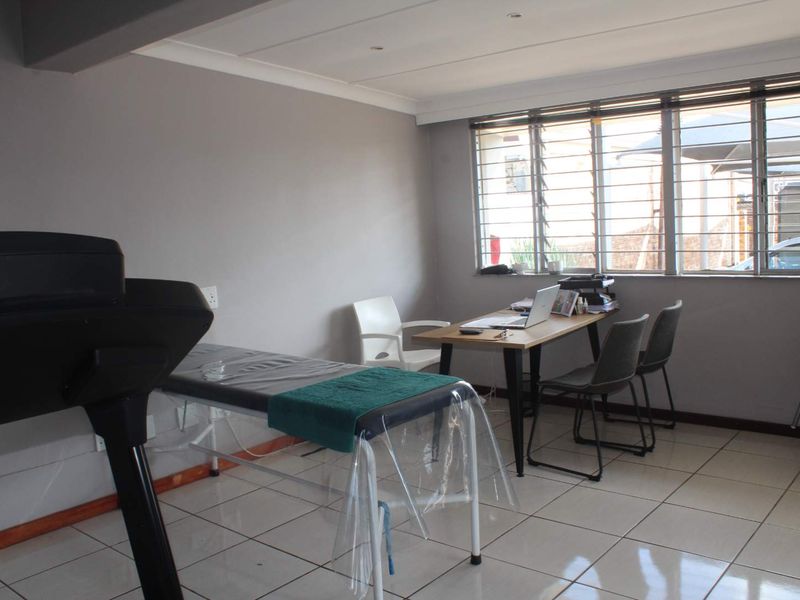 Prime 225m2 Commercial Office Space To Let – Fontana Road - Photo 6