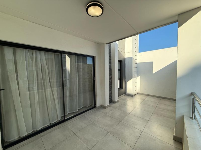 Luxury 3 bedroom 2.5 bath Duplex Apartment | Prime Location | Excellent Investment Opportunity - Photo 9