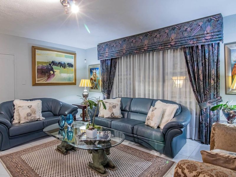 DISTINGUSHED HOME FOR THE DISCERNING FAMILY - Photo 7