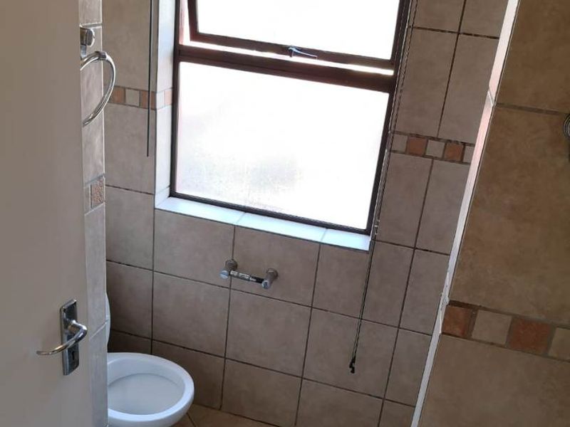 Bachelor Apartment to rent in the Peaceful Oukraal Apartments! - Photo 4