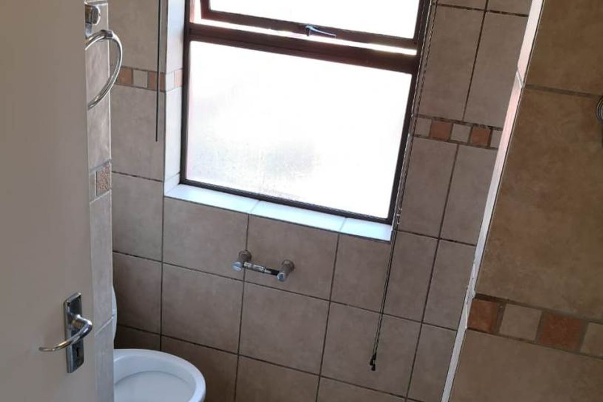 Bachelor Apartment to rent in the Peaceful Oukraal Apartments! - Photo 4