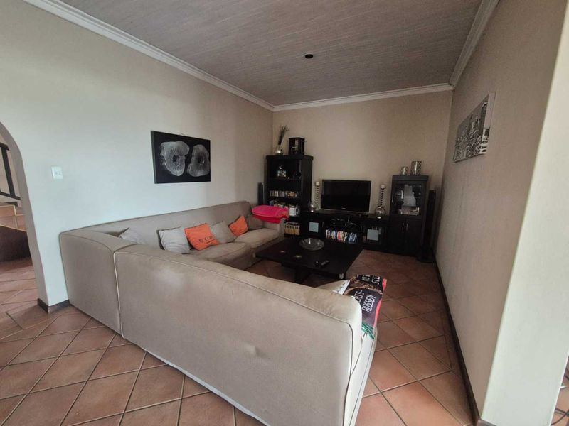 Luxury Hill 3 bedroom house with a view - Photo 7