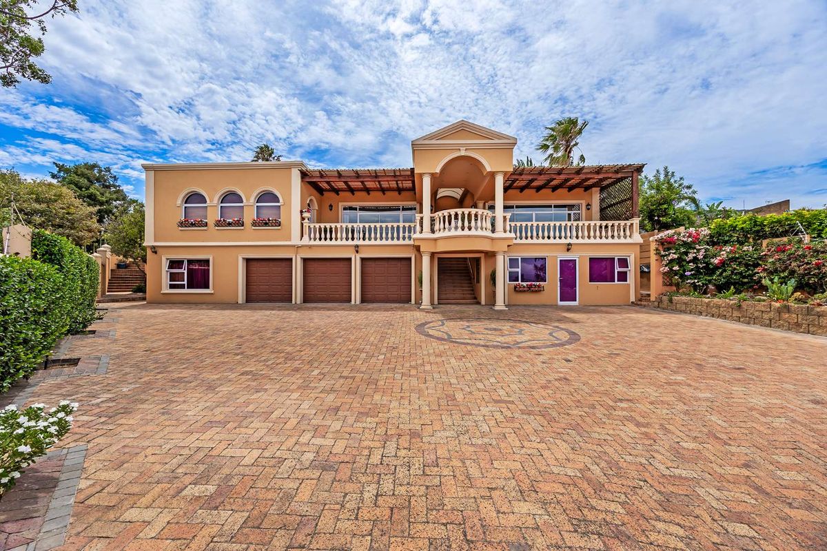 A Palatial Family Home - Photo 2