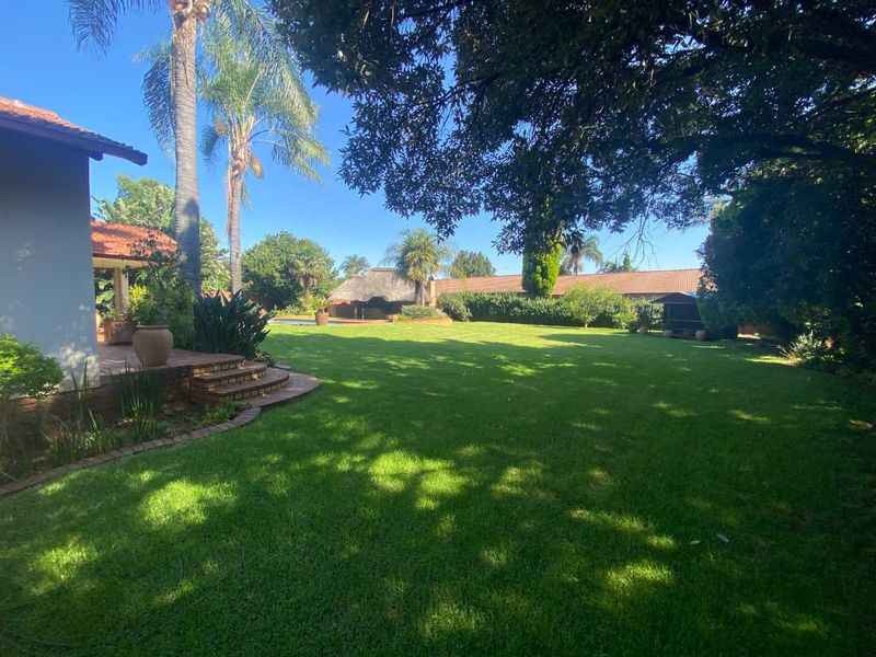 Endless Possibilities in This Expansive 4 Bedroom Family Home! - Photo 2