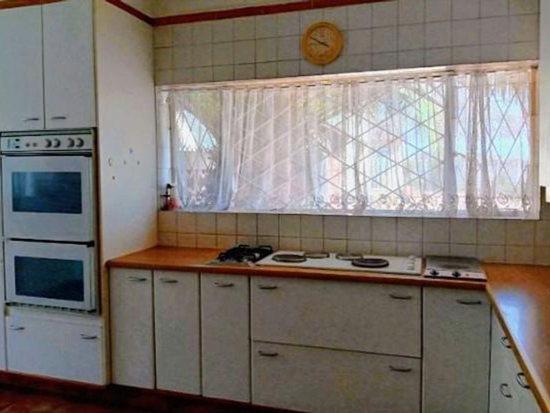 Four Bedroom Family Home To Let In Lombardy East - Photo 3