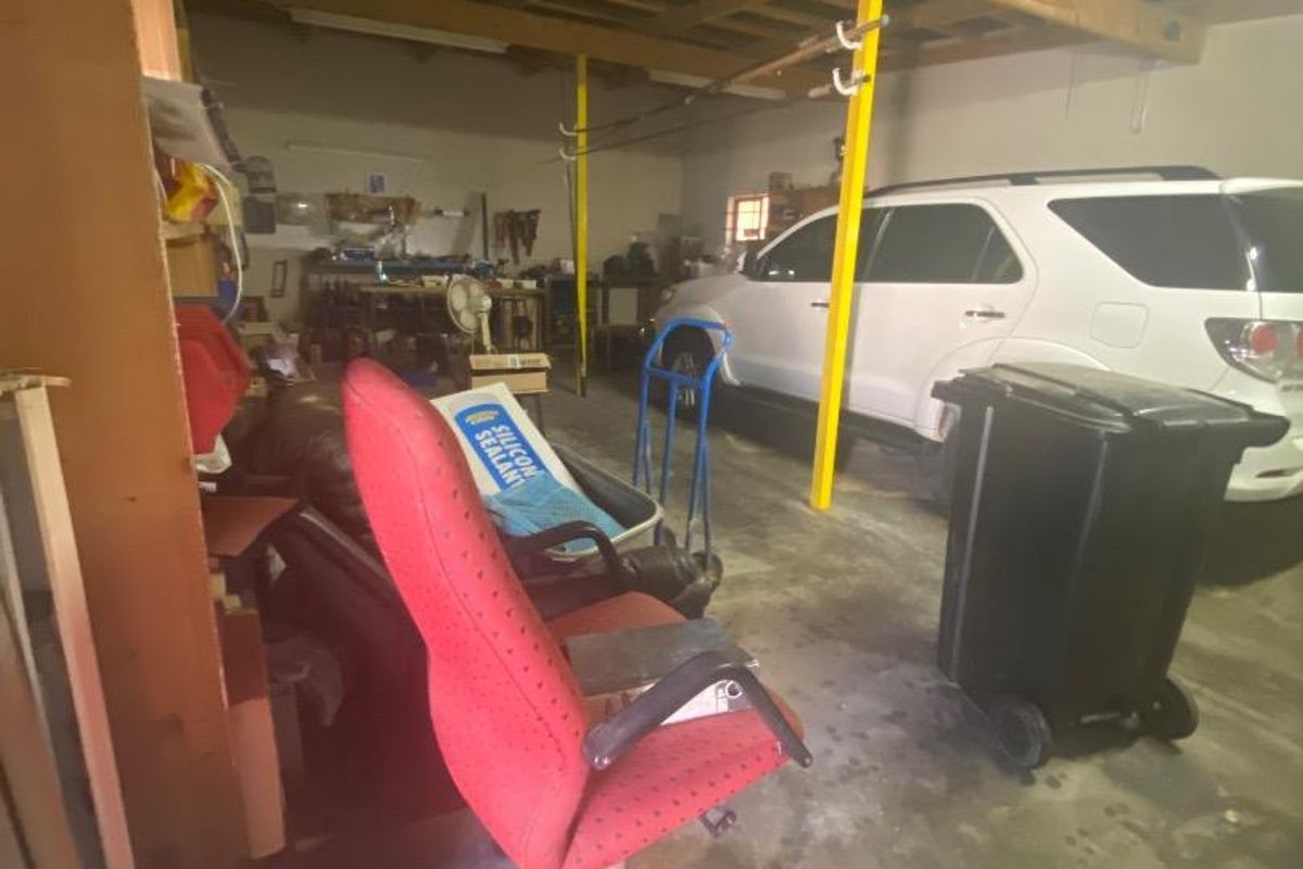 Warehouse with double garage and 2 bedroom house - Photo 2