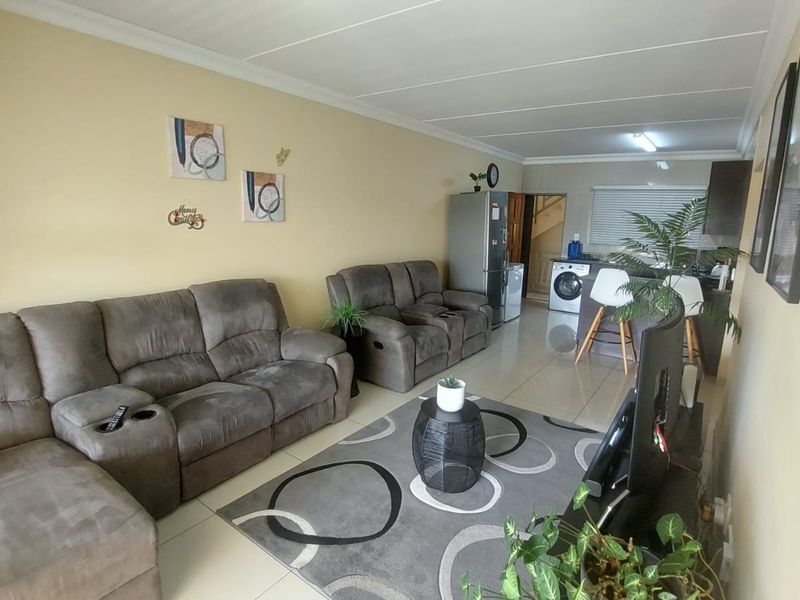 Ground Floor Comfort: 3 Bedrooms, Modern Bath, Scenic Views! - Photo 2