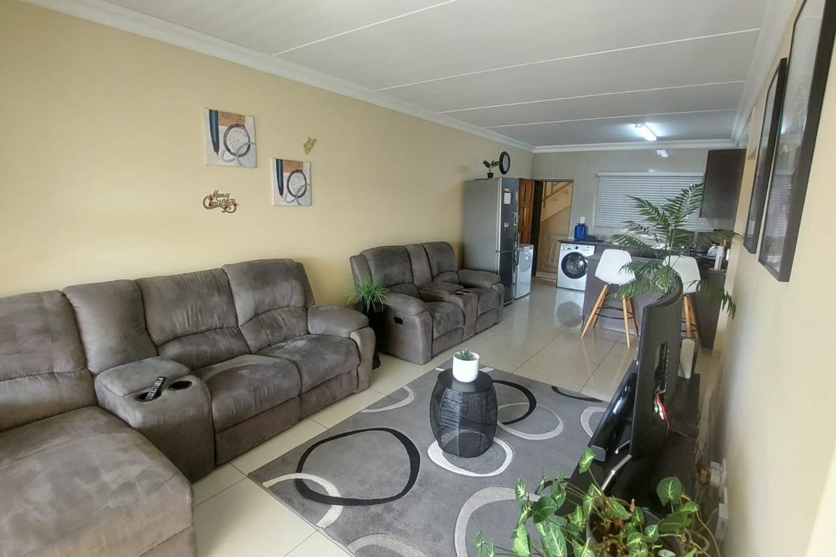 Ground Floor Comfort: 3 Bedrooms, Modern Bath, Scenic Views! - Photo 2